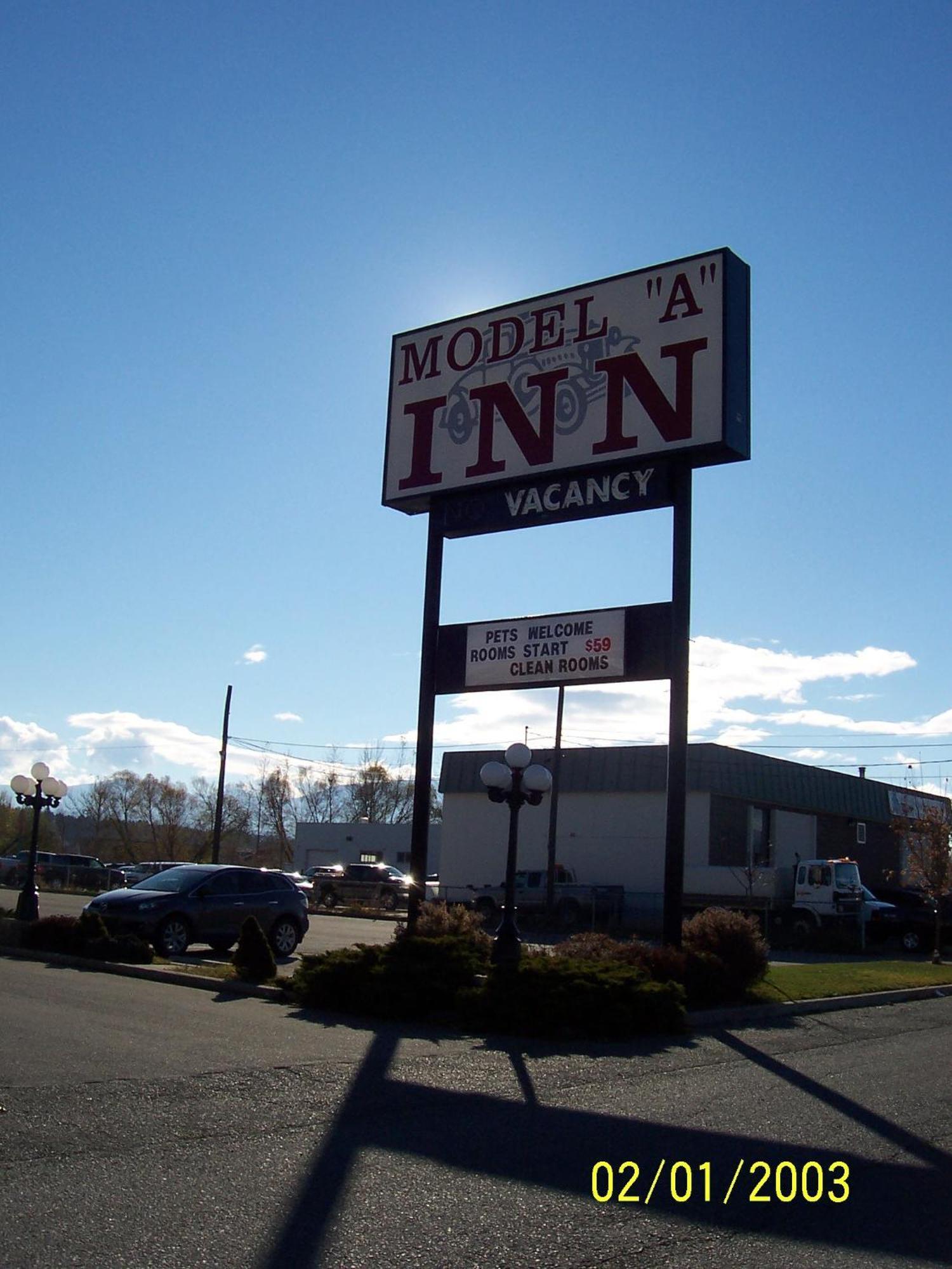 Model A Inn Кранбрук Екстериор снимка