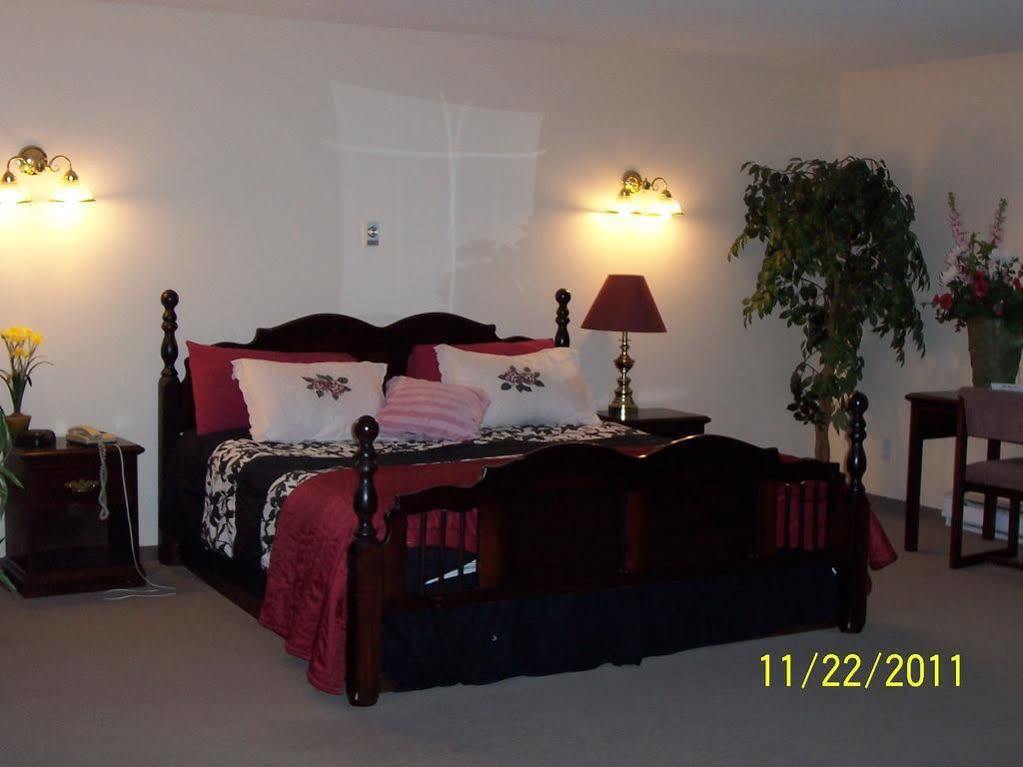 Model A Inn Кранбрук Екстериор снимка